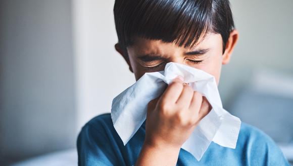 Los síntomas más frecuentes son: fiebre, tos y rinorrea. Dependiendo de la zona de la infección también puede presentarse dolor de oído y garganta, así como dificultad respiratoria.  (Foto: Getty Images)