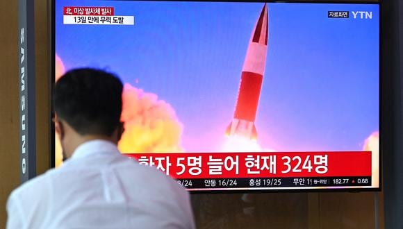 La gente ve una transmisión de noticias de televisión que muestra imágenes de archivo de una prueba de misiles de Corea del Norte, después de que se disparara un 'proyectil no identificado' al mar frente a su costa este, según el Ejército del Sur. (Foto: Jung Yeon-je / AFP)
