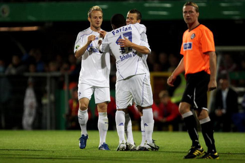 Jefferson Farfán e Ivan Rakitić jugaron juntos en el Schalke 04 de Alemania. (GETTY IMAGES)