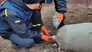 Dos ucranianos desactivan una bomba utilizando solo una botella de agua [VIDEO]