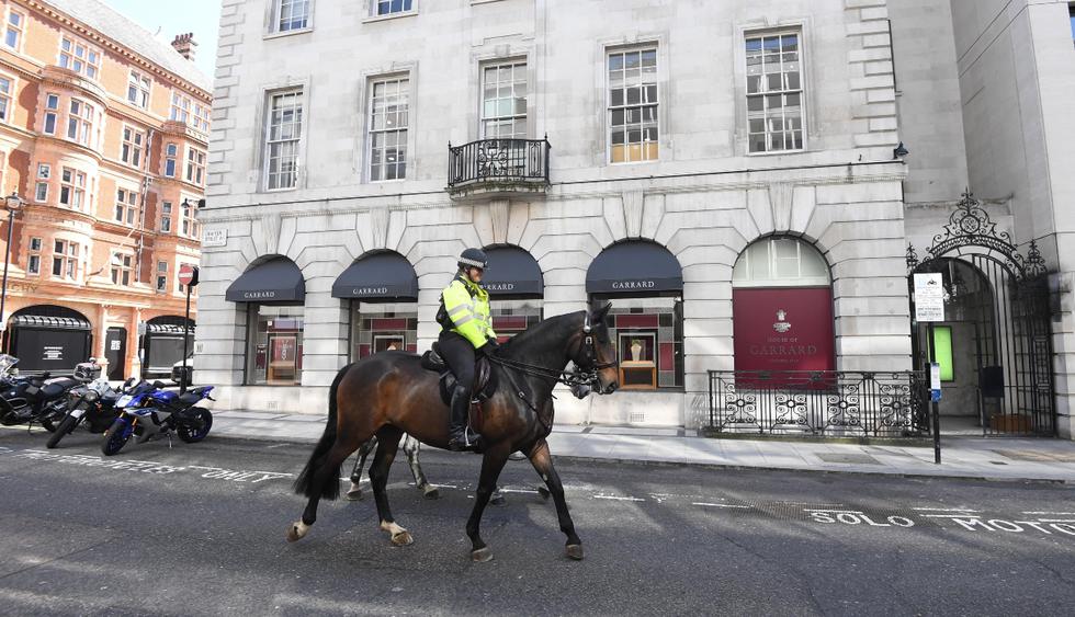 Londres amaneció con un fuerte resguardo policial y con calles vacías tras la orden del primer ministro británico, Boris Johnson, de confinamiento obligatorio durante al menos tres semanas por el brote del coronavirus. (EFE).