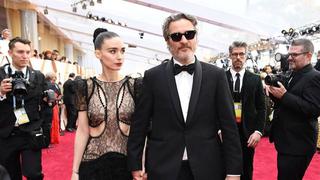La romántica y sencilla celebración de Joaquin Phoenix tras ganar Oscar a mejor actor