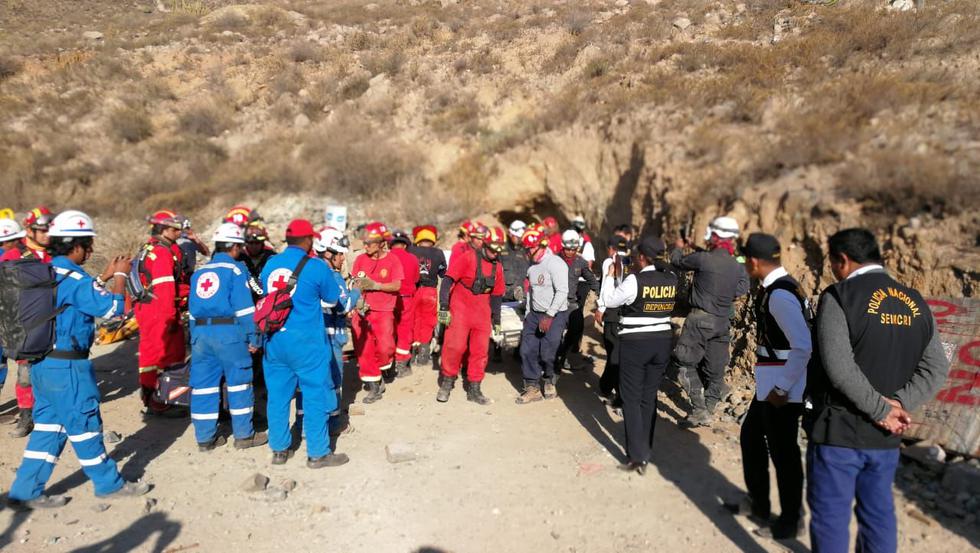 La Policía y los bomberos recuperaron el cuerpo del estudiante que cayó al socavón de una mina abandonada en Arequipa.