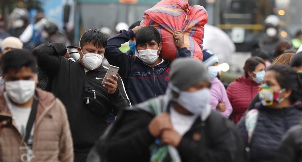Coronavirus | Imagen referencial. Vendedores ambulantes se desplazan luego de ser desalojados por la policía de una vía pública donde trabajaban en Lima. (EFE/Paolo Aguilar).