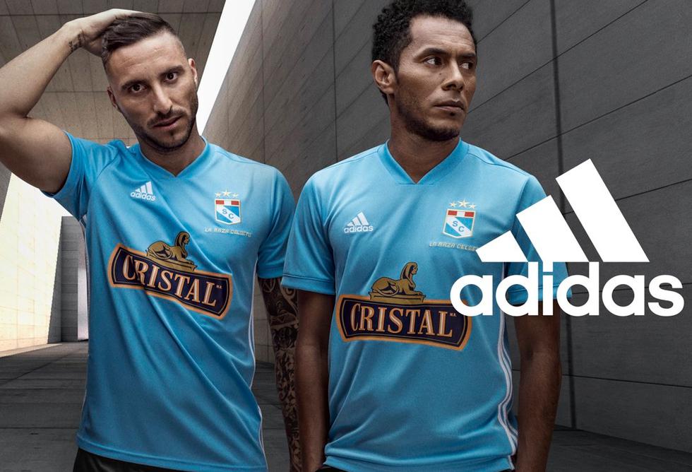Emanuel Herrera y Carlos Lobatón se enfundaron la nueva camiseta de Sporting Cristal. (@ClubSCristal)