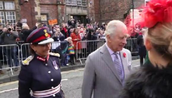 Carlos III, de 73 años, y la reina consorte, de 75, visitaban el norte de Inglaterra, donde debían inaugurar el miércoles una estatua de la reina Isabel II. (Foto de Twitter / @AlertaNews24)