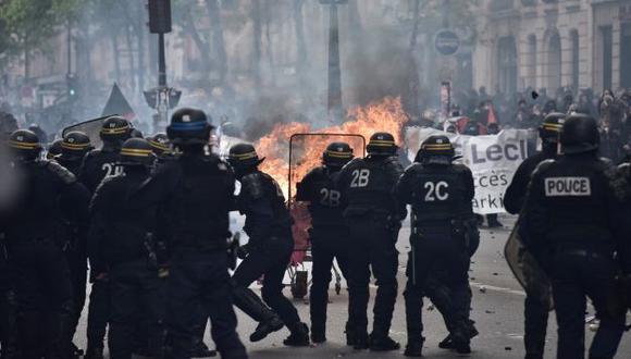 Encapuchados se filtraron entre los manifestantes y se enfrentaron con la policía (AFP)