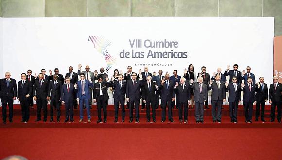 El presidente Martín Vizcarra con gobernantes y representantes de la región. Queda por aplicar los acuerdos.