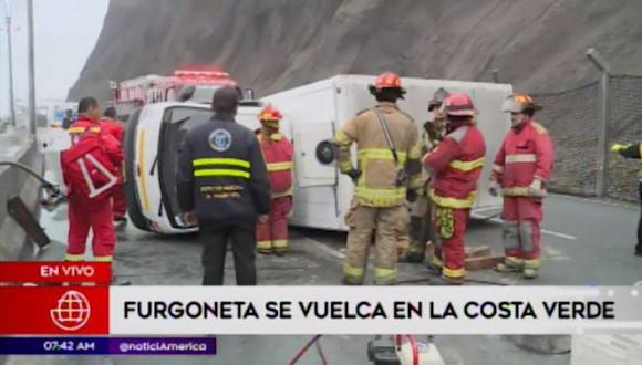 Volcadura de furgoneta en plena Costa Verde generó&nbsp;tráfico vehicular. (Captura: América Noticias)