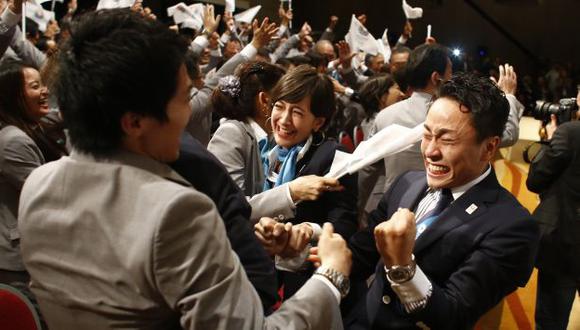 La delegación japonesa estalla de júbilo tras el anuncio ganador. (AP)