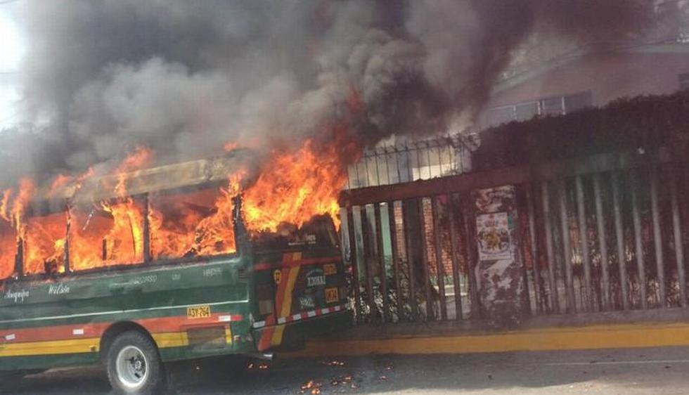 Tuiteros reportaron el incendio de una unidad de transporte público en la avenida Javier Prado. Foto: @Silvana_ac5