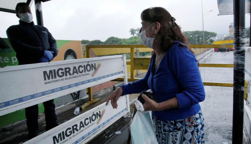 Un fuerte resguardo policial por parte de Colombia se vio este sábado en los pasos fronterizos con Venezuela, tras el anuncio del cierre total por parte del presidente Iván Duque en medio del brote del coronavirus. (EFE).