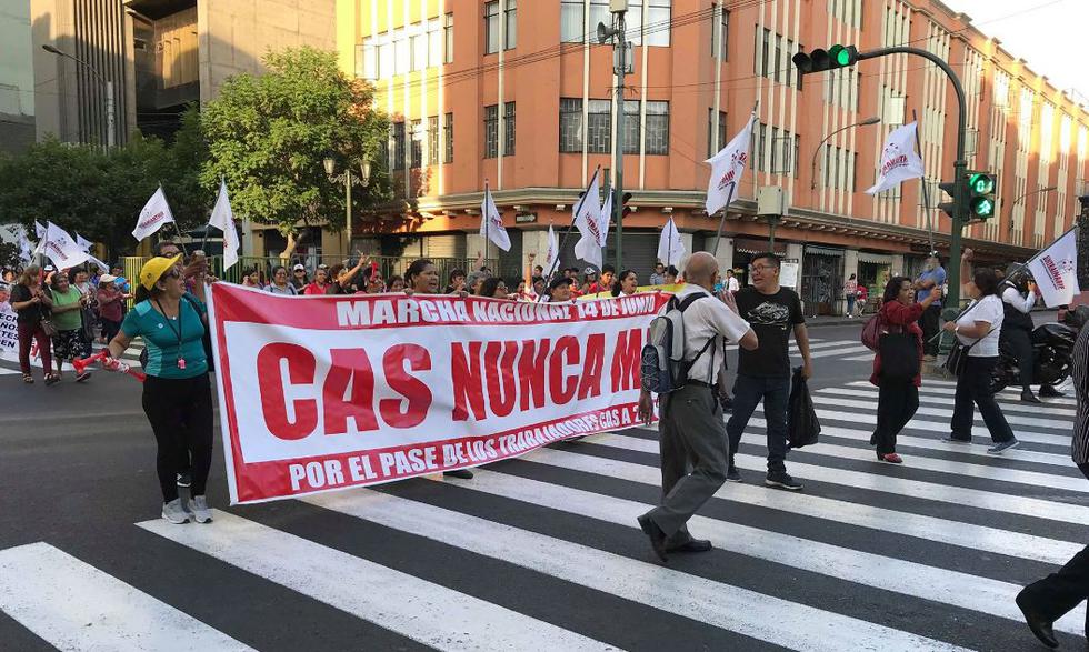 Los participantes exigen al Congreso que se apruebe el proyecto de ley que permite el pase de los trabajadores CAS al régimen 728 o 276.(Foto: Ronny Isla/ GEC)