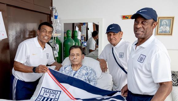 Roberto Chale recibió la visita de leyendas de Alianza Lima: Teófilo 'El Nene' Cubillas, Hugo 'El Cholo' Sotil y Víctor 'Pitín' Zegarra. (Foto: Alianza Lima)