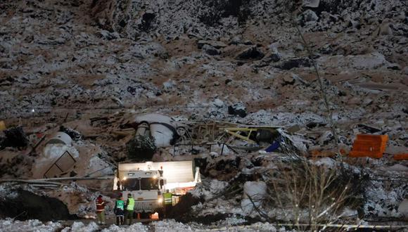 Los miembros del equipo de rescate son vistos luego de un deslizamiento de tierra en Ask, Noruega. Imagen del 2 de enero de 2020. (NTB/Jil Yngland/REUTERS).