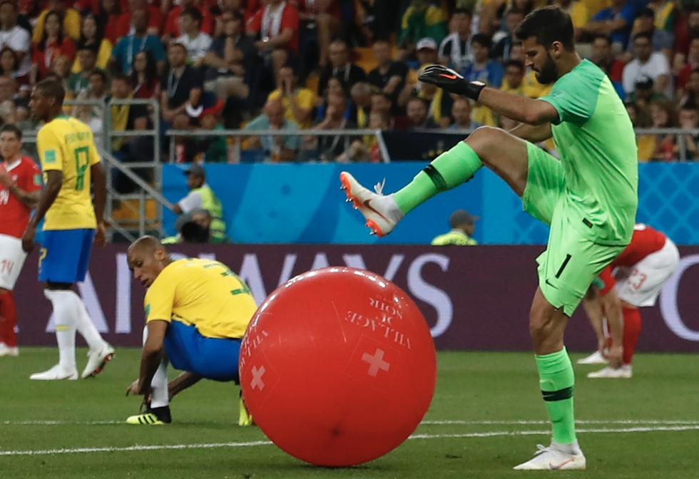 El arquero de Brasil no fue a bloquear el centro en el gol suizo. (AFP)