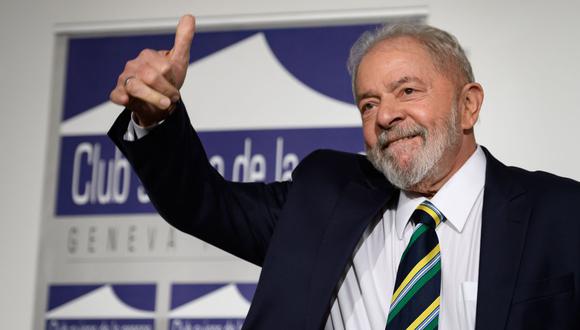 El ex presidente brasileño Luiz Inácio Lula da Silva levanta el pulgar durante un evento titulado: "Diálogo sobre la desigualdad con los sindicatos mundiales y el público en general" en el Club de Prensa de Ginebra el 6 de marzo de 2020. (Foto de Fabrice COFFRINI / AFP).