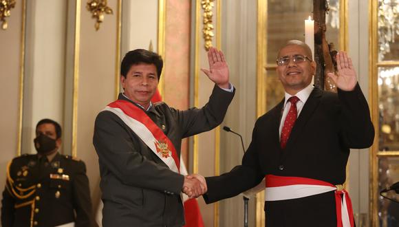 Se dan la mano. Senmache recomendó pasar al retiro al general Vicente Tiburcio, quien estaba detrás de Bruno Pacheco y Fray Vásquez. (Foto: Presidencia)