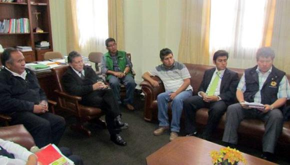PARTICIPA EN REUNIONES. César Choque Ticona (de verde) se reúne con las autoridades de Arequipa. (Difusión)