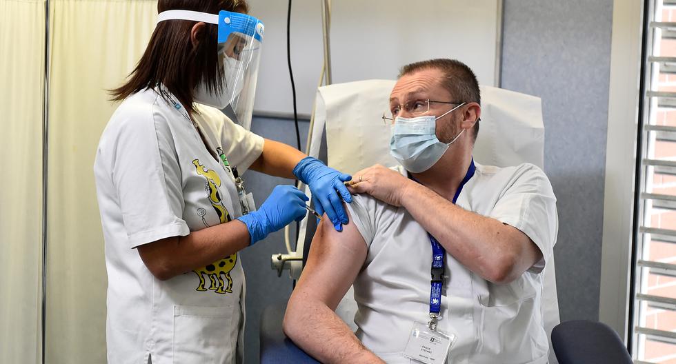 Doctor Stefano Paglia una de las primeras dosis de la vacuna contra el Covid-19 en Italia. (Photo by FLAVIO LO SCALZO / POOL / AFP)