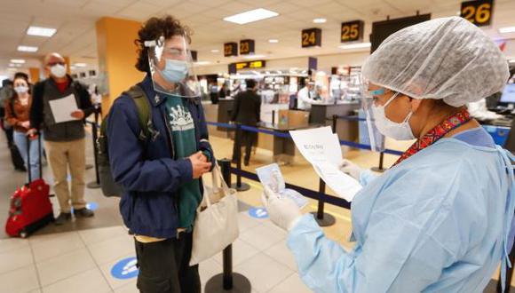 El Ministerio de Salud, mediante la Resolución Ministerial N° 811-2022/Minsa, estableció la eliminación del llenado de la Declaración Jurada electrónica de salud del viajero. (Foto: Andina)