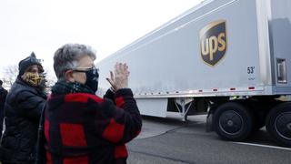 Los primeros camiones comienzan a distribuir la vacuna de Pfizer en Estados Unidos