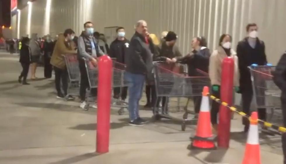 La gente hace cola afuera de una tienda de Costco después del anuncio de un nuevo confinamiento por coronavirus en Melbourne, Victoria, Australia. (Twitter/@Plates1001/REUTERS).