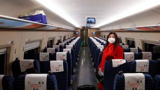 Comida caliente, mantas y diarios: las víctimas del coronavirus arriba de los aviones