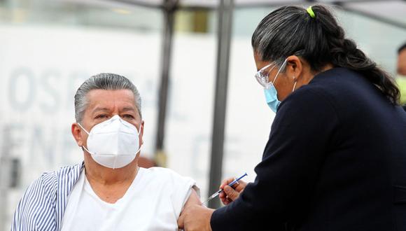 Una enfermera administra una vacuna Pfizer-BioNTech Covid-19 al médico epidemiológico de 66 años David Díaz Santana, durante el inicio de la vacunación contra el virus SARS-CoV-2 al personal médico del Hospital General del Oeste de Zoquipan en Zapopan, Estado de Jalisco, México. (Foto: Ulises Ruiz / AFP)