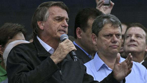 El presidente brasileño y candidato a la reelección, Jair Bolsonaro, junto al candidato a gobernador de Sao Paulo, Tarciso de Freitas, se dirige a los partidarios durante un mitin de campaña en Sao Paulo, Brasil, el 20 de octubre de 2022. (Foto de NELSON ALMEIDA / AFP)