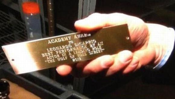 Leonardo DiCaprio aparece en la placa de metal. (Internet)