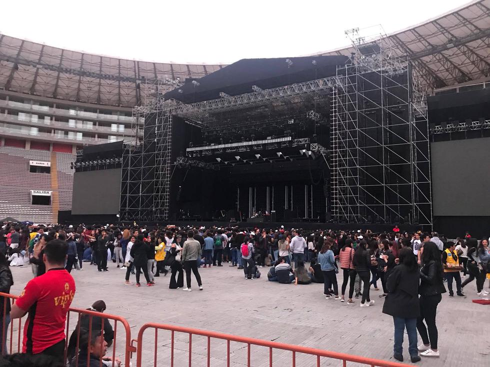 Cientos de fans ya ocupan el Estadio Nacional a la espera del concierto de Bruno Mars. (Óscar Miranda)
