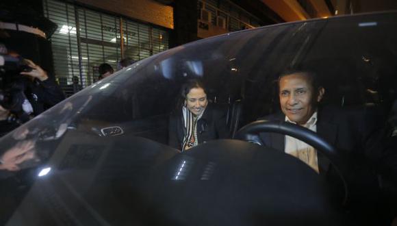 Nadine Heredia y Ollanta Humala abandonaron juntos la sede de la Fiscalía ayer. (David Huamaní)