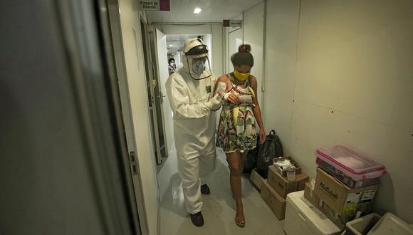 En lo que va de año 433 mujeres embarazadas o que recién dieron a luz han muerto por coronavirus. (Foto: Tarso SARRAF / AFP)