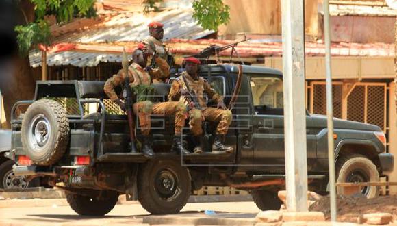 Fuerzas de seguridad patrullan por las calles de Uagadugú, tras un ataque terrorista perpetuado el por una alianza de Al Qaeda, en Uagadugú (Burkina Faso), el año pasado Foto: EFE)