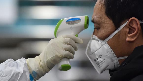Las autoridades recomiendan que, ante cualquier síntoma de enfermedad respiratoria, se acuda al establecimiento de salud más cercano. (Foto: AFP)