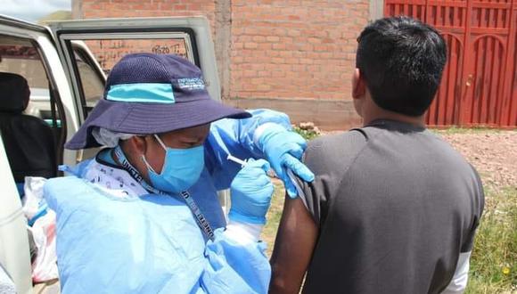 Las brigadas de salud itinerantes en el interior del país han permitido avanzar más en la cobertura de la inmunización contra el COVID-19. (Foto archivo GEC)
