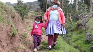 Madre agricultora camina 40 minutos diarios para que su hija acceda a clases virtuales en Huancavelica