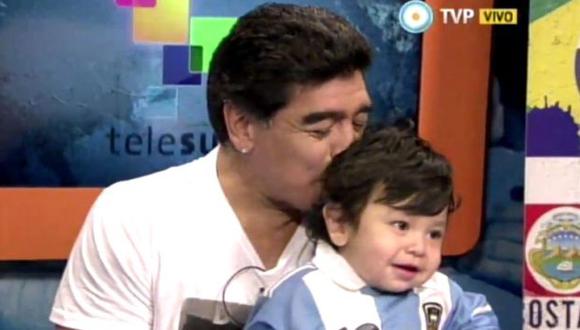 Diego Maradona presentó en sociedad a su hijo Diego Fernando. (Captura de TV)