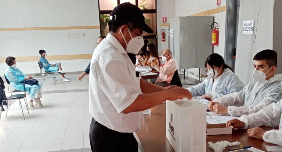 Residentes peruanos en Italia votan en la segunda vuelta de las elecciones presidenciales de Perú. (EFE/Consulado de Perú en Roma).