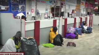 Personas duermen en terminal de Yerbateros por precios elevados de pasajes 
