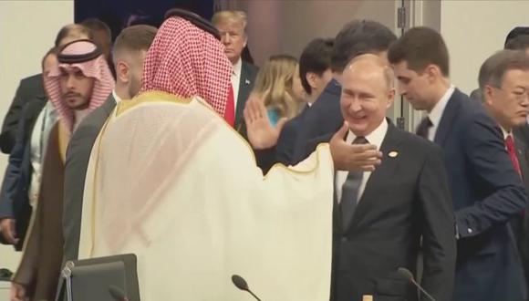 Putin dio una efusivo saludo al príncipe saudí Bin Salman, a pesar de los cuestionamientos en su contra. (Foto: captura de YouTube)
