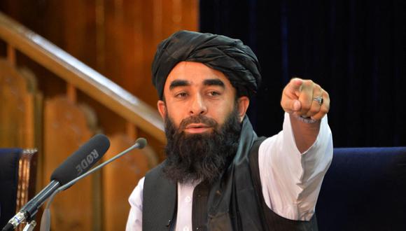El portavoz de los talibanes, Zabihullah Mujahid, hace un gesto durante una conferencia de prensa en Kabul el 24 de agosto de 2021. (Hoshang Hashimi / AFP).
