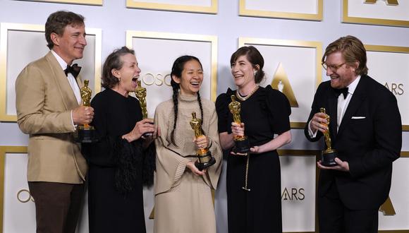 Los productores Peter Spears, Frances McDormand, Chloe Zhao, Mollye Asher y Dan Janvey, ganadores del premio a la mejor película por "Nomadland", posan en la sala de prensa de los Oscar el 25 de abril de 2021 en Union Station en Los Angeles. (Foto de Chris Pizzello / AFP).
