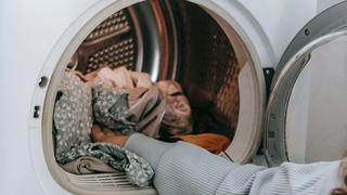 Cómo evitar que la ropa destiña en la lavadora