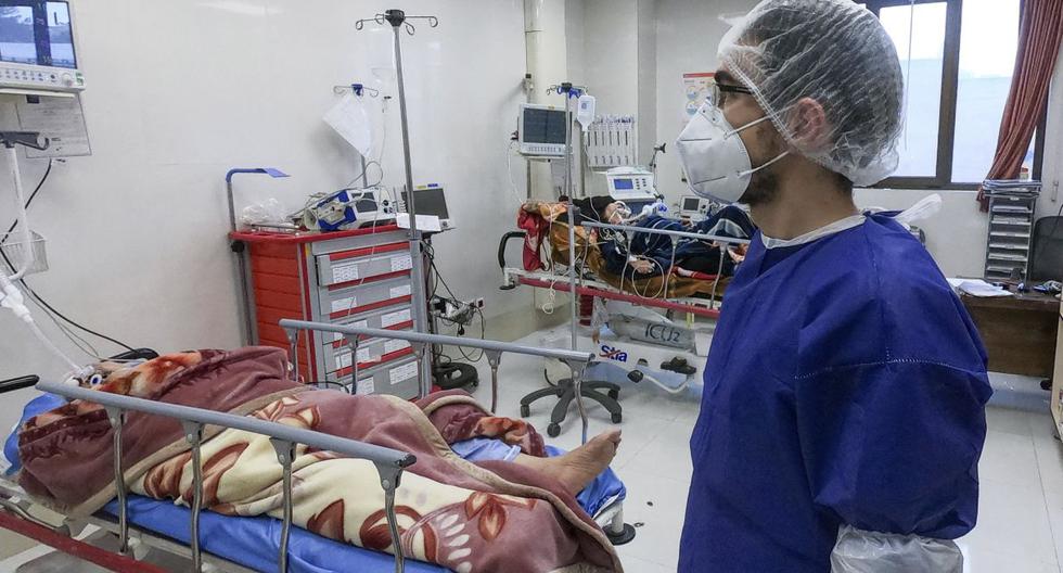 Un enfermero atiende a pacientes en una sala aislada por el coronavirus, en el Hospital Forqani en Qom, a 125 kilómetros al sur de la capital de Irán, Teherán. (AP).
