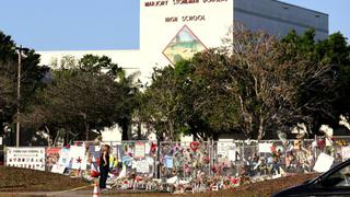 Florida: Arrestados por robar los peluches del monumento conmemorativo de Parkland