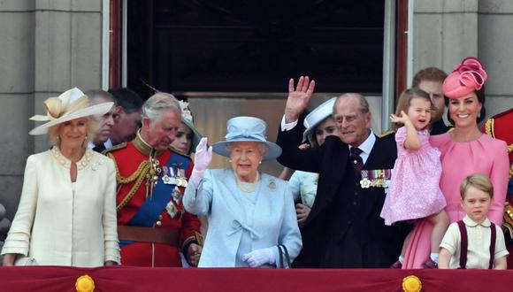 La familia real británica en el balcón del palacio de Buckingham. (Foto: AFP)