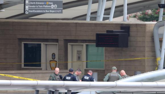 La policía y los funcionarios trabajan en el lugar de un tiroteo en la estación de autobuses de Metro fuera del Pentágono en Arlington. (Foto: EFE / EPA / JIM LO SCALZO)