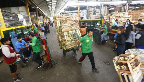 Los directivos del Mercado de Frutas temen ser desalojados del local ante la venta de la deuda que mantiene la Municipalidad de La Victoria con la Caja Metropolitana de Lima. (El Comercio)